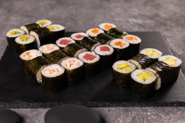 어두운 배경 일본 및 아시아 음식 개념에 설정된 스시 롤
