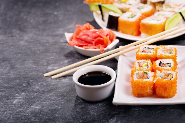 Rotoli di sushi impostato su uno sfondo scuro