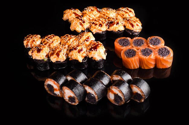 Суши роллы суши на черном фоне мидии
