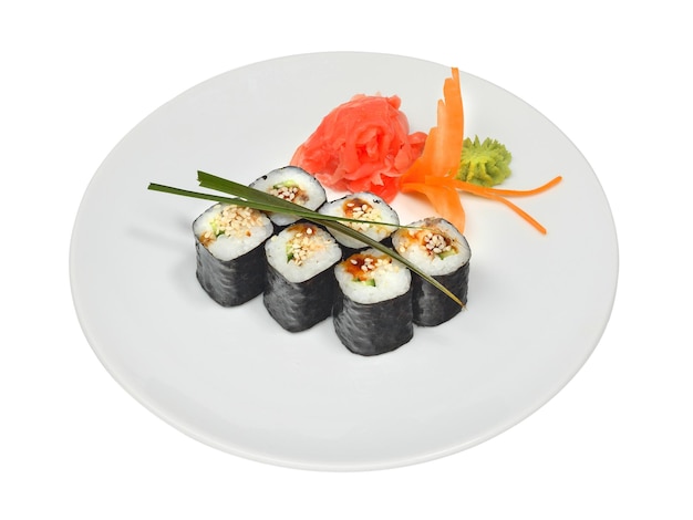 Суши-роллы с угрем, кунжутом и нори с маринованным имбирем и васаби на белой круглой тарелке