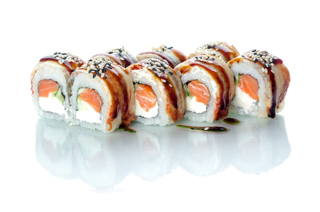 Involtini di sushi con anguilla e salmone uramaki emperor