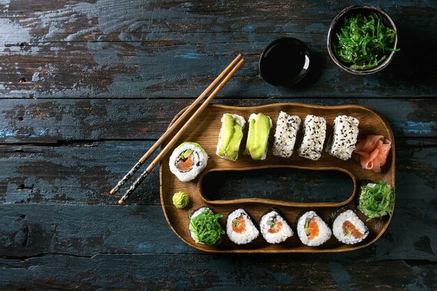 Sushi rolt in te stellen