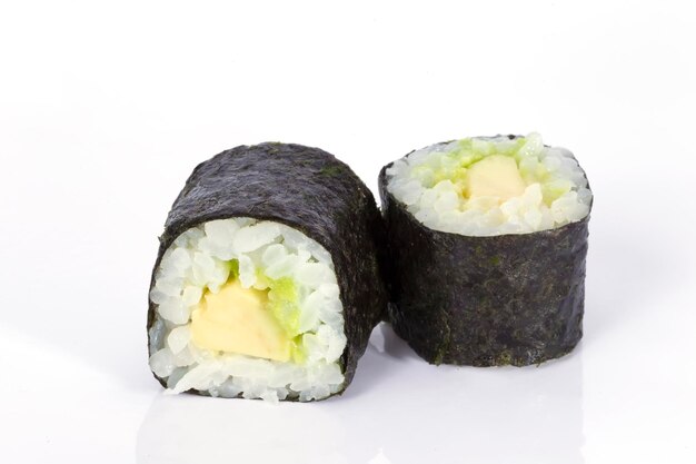 Sushi rolt Japans eten geïsoleerd op een witte achtergrond