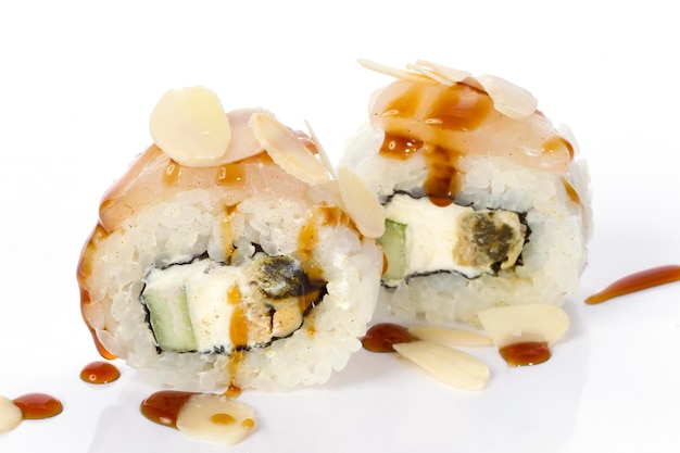 Sushi rolt Japans eten geïsoleerd op een witte achtergrond