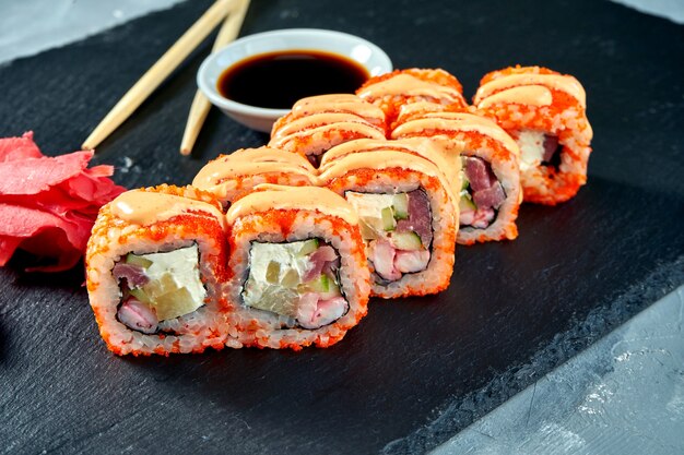 Sushi rolt met kaasroom, komkommer en vis