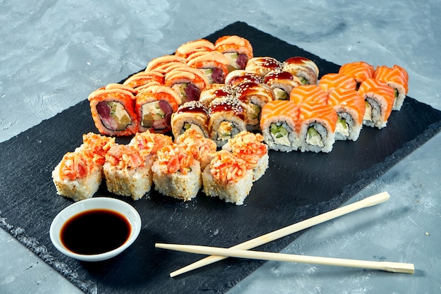 Sushi rolt met kaasroom, komkommer en vis