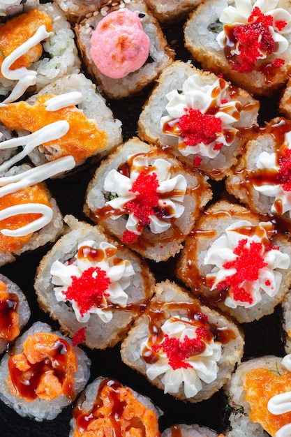 Sushi rolt met saus close-up