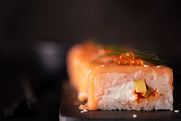 Sushi rolt met zalm, kaas en avocado