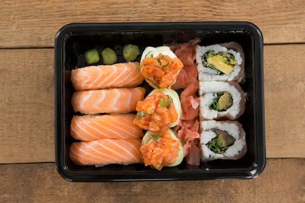 Sushi rolt met zalm
