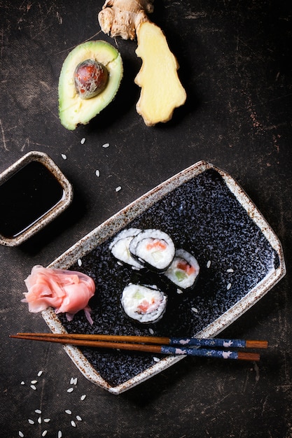 Sushi rolt op beton