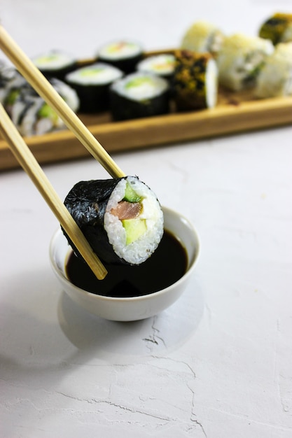 Sushi rolt op een houten dienblad met sojasaus