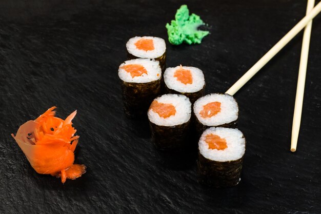 Sushi rolt op tafel
