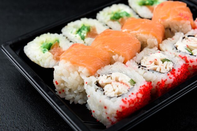 Sushi rolt op zwarte achtergrond. Japans eten.