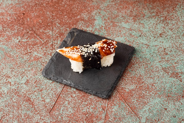 Sushi rolt sushi met vis op een gestructureerd zijaanzicht als achtergrond