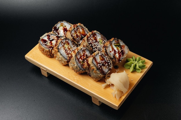 Sushi rolt uramaki tempura met teriyaki saus