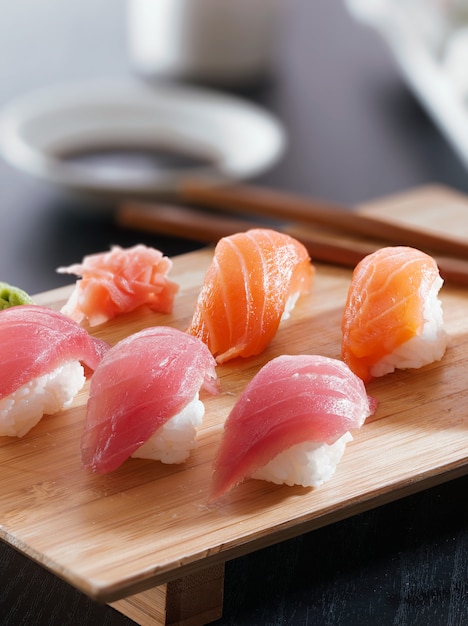 Sushi, salmone e nigiri di tonno