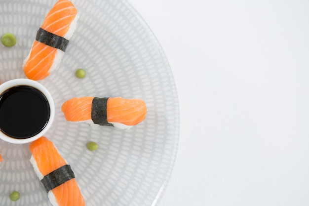 Photo sushi served on plate with sauce