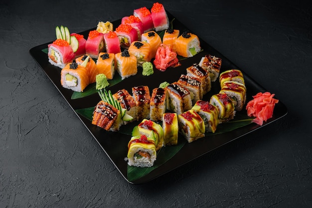 Photo sushi set on the black plate