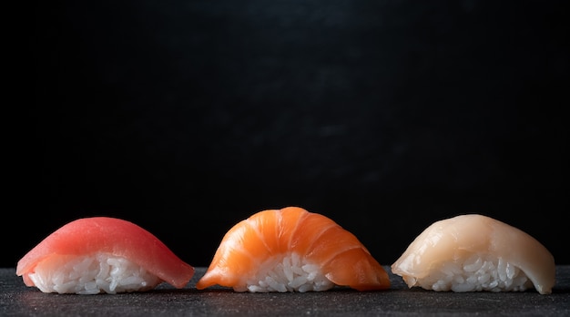 Photo sushi set on a black stone