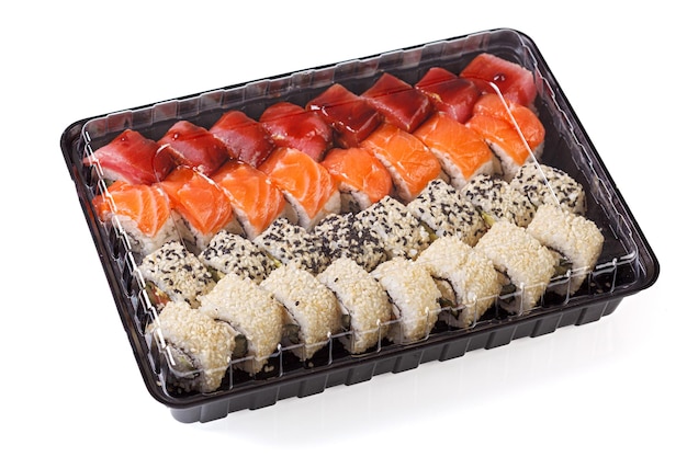 Foto sushi ambientato in una scatola di consegna su uno sfondo bianco