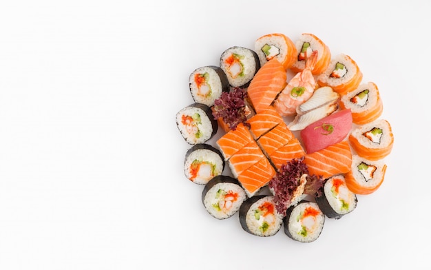 Foto set di sushi di diversi rotoli vista dall'alto