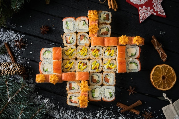 Sushi set en sushi roll op een houten bord.