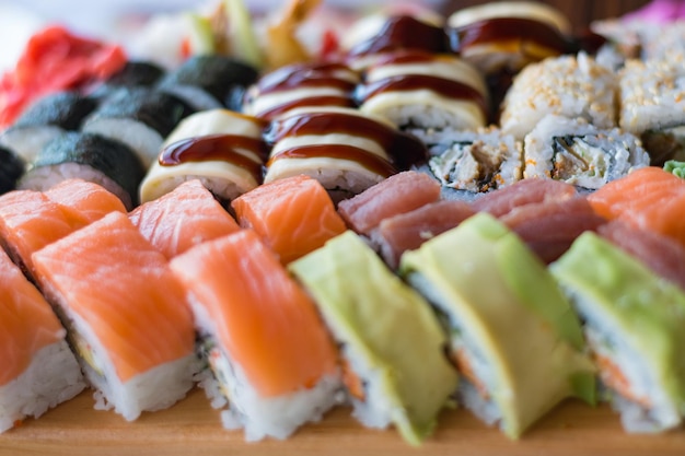 Sushi Set Maki en broodjes met tonijn, zalm en avocado Nationaal Japans eten Close-up