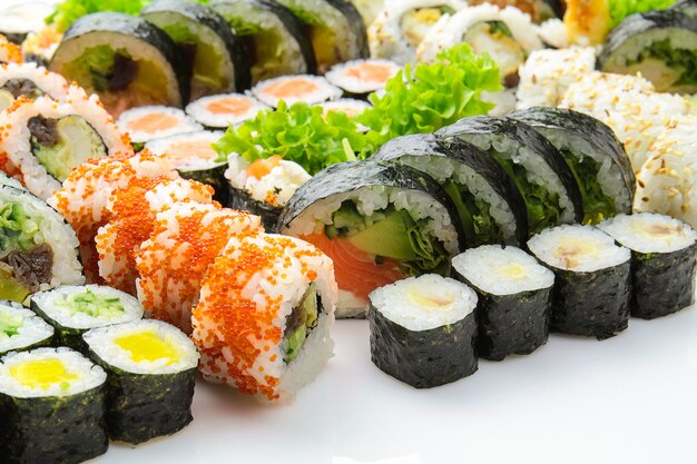 Sushi set maki op witte tafel