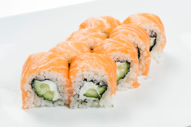 Sushi set met salmonnd komkommers in het midden