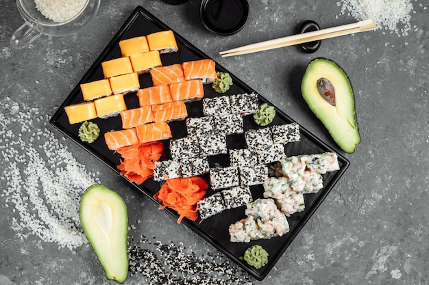Foto sushi set met verse ingrediënten op grijze achtergrond sushi menu japans eten