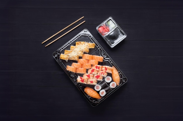 Sushi set met zalm op een zwarte achtergrond
