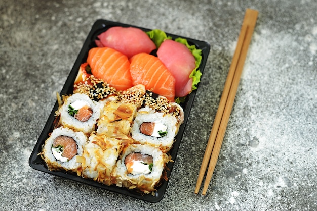 Sushi set met zalm, zachte kaas, tonijn, gerookte paling