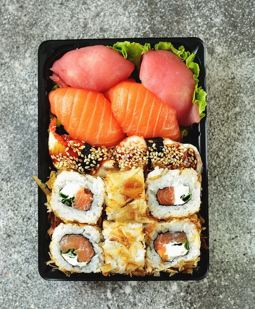 Sushi set met zalm, zachte kaas, tonijn, gerookte paling