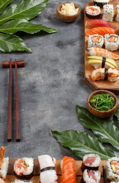 Foto sushi set nigiri en sushi rolletjes op een houten dienblad close-up met kopieerruimte