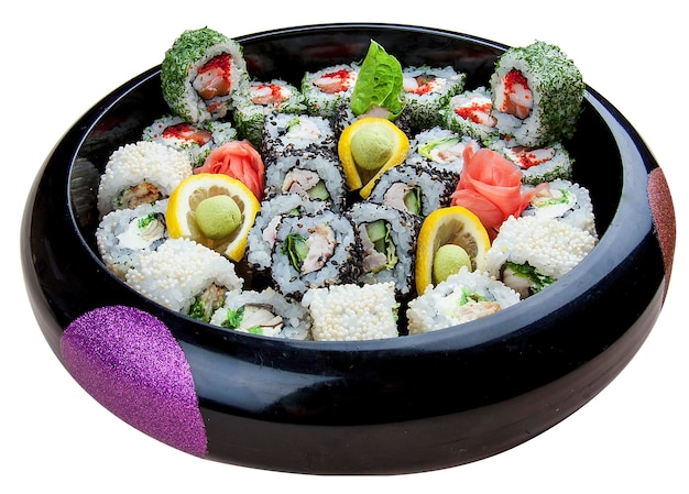 스시 세트 니기리 롤과 사시미는 일본 전통 블랙 스시오케 원형 접시에 흰색 배경에 제공됩니다.