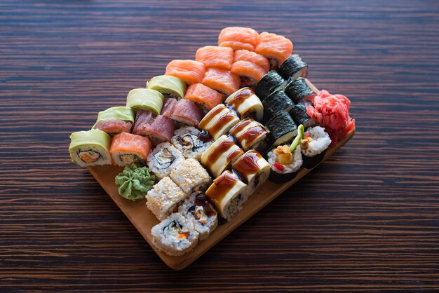 Sushi Set op houten achtergrond Japanse en Aziatische keuken rollen Bovenaanzicht van diverse sushi