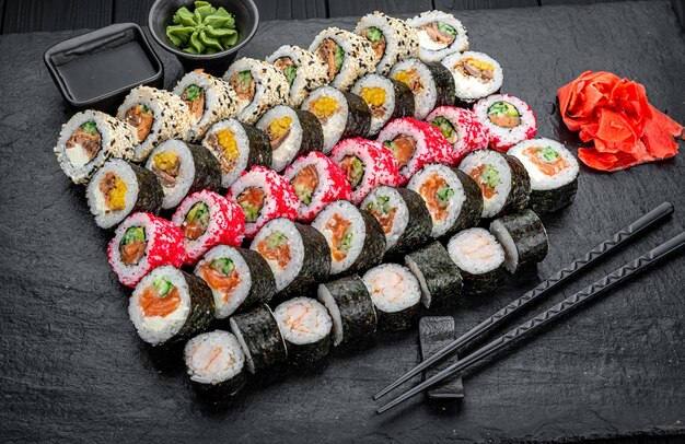 Sushi set Philadelphia roll california unagi black dragon met verse ingrediënten