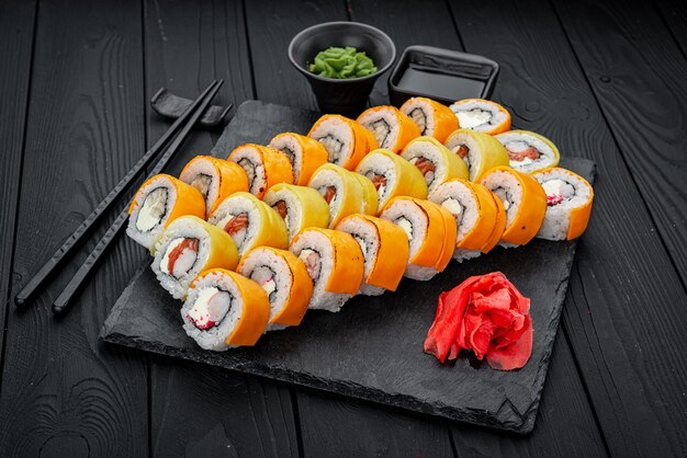 Sushi set Philadelphia roll california unagi black dragon met verse ingrediënten