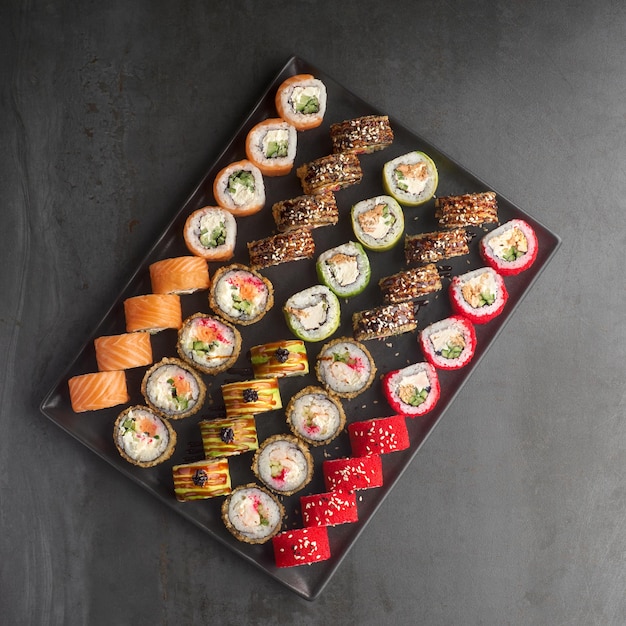 Sushi set Roll met verse ingrediënten op stenen achtergrond Bovenaanzicht