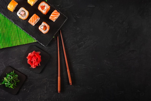 写真 寿司セット刺身と寿司ロール