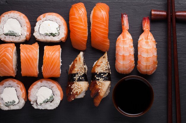 Sushi Set sashimi met zalm, garnalen, paling.