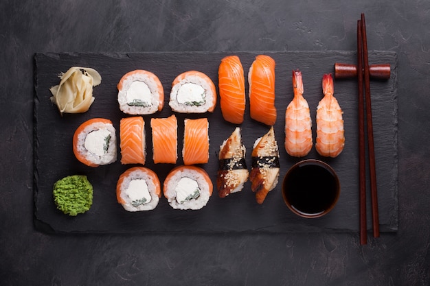 Sushi set di sashimi con salmone, gamberi, anguilla.
