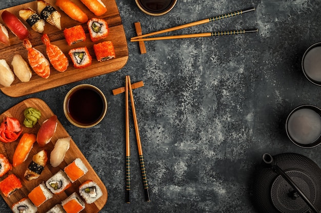 Sushi Set: sushi en sushi rolt op houten plaat, bovenaanzicht.