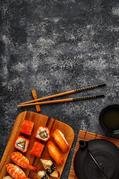 Sushi Set: sushi en sushi rolt op houten plaat.