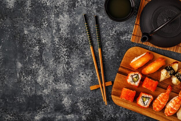 Sushi Set: sushi en sushi rolt op houten plaat.