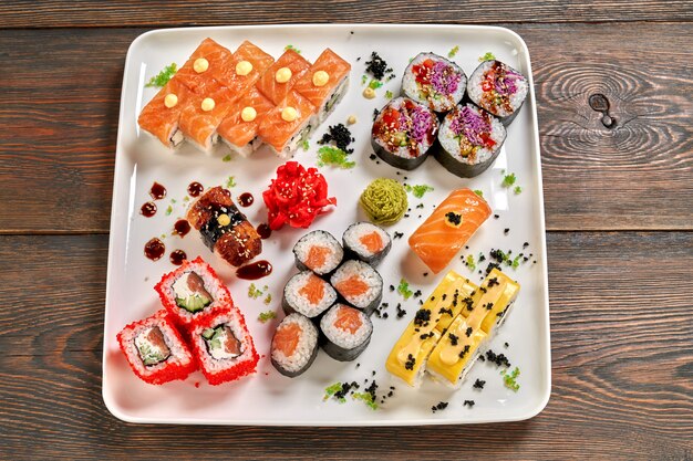 Sushi set di uramaki, maki e nigiri.