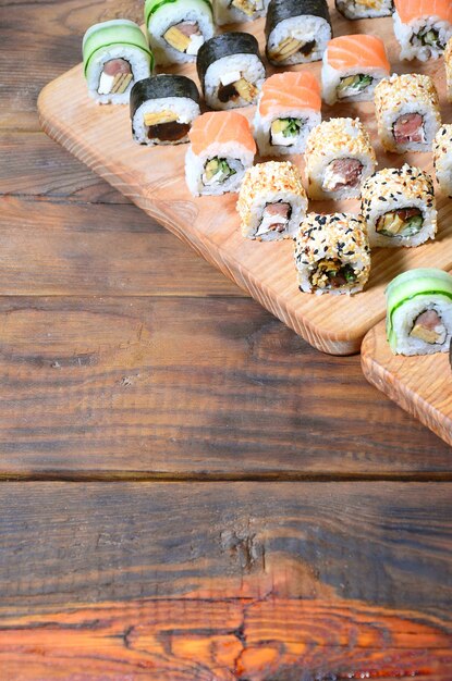 Sushi set van een aantal rollen bevindt zich op een houten snijplank