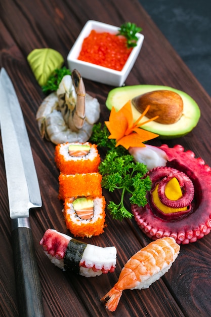 Sushi Set. Verschillende sashimi, sushi en broodjes met octopus