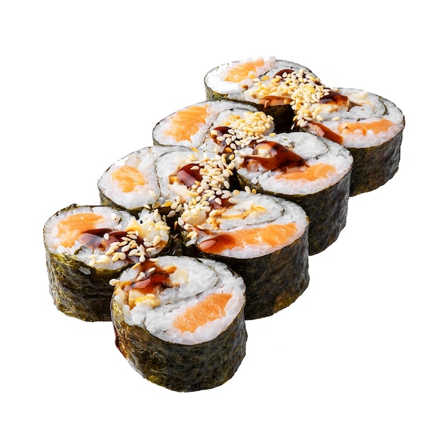 白い背景に設定された寿司巻き寿司とおいしい日本食のクローズアップ