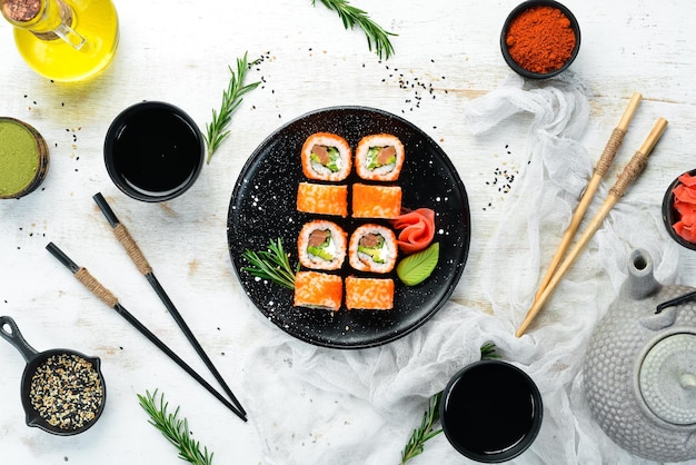 Фото Набор суши с икрой авокадо и лососем азиатская кухня вид сверху свободное место для текста